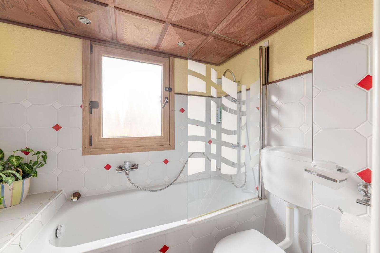 Appartamento Cozy With Garden, Balcony And Parking Area In
