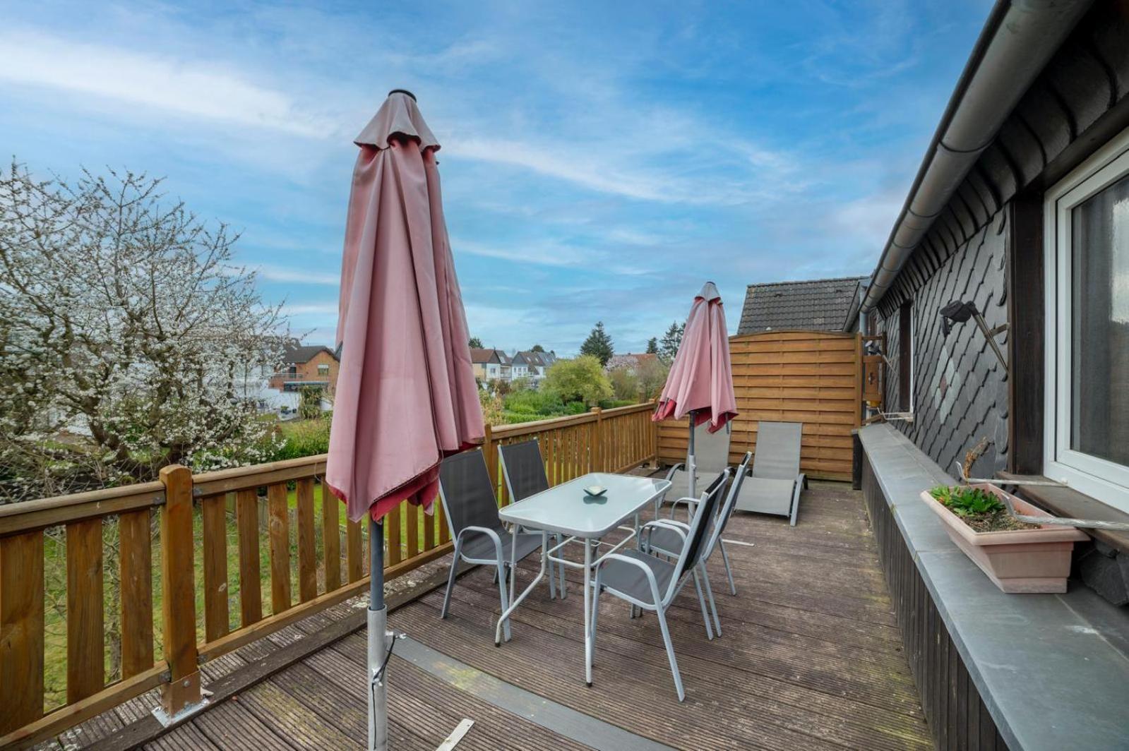 Cozy With Garden, Balcony And Parking Area In Appartement